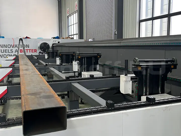 Оптоволоконный лазерный труборез HGTECH TS550-1212-3C/12000 Raycus