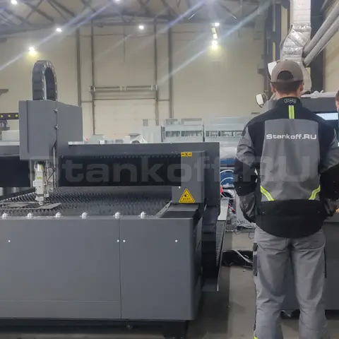 Поставка и запуск оптоволоконного лазерного станка для резки металла  STL-1545FP/1500 Raycus в Казани