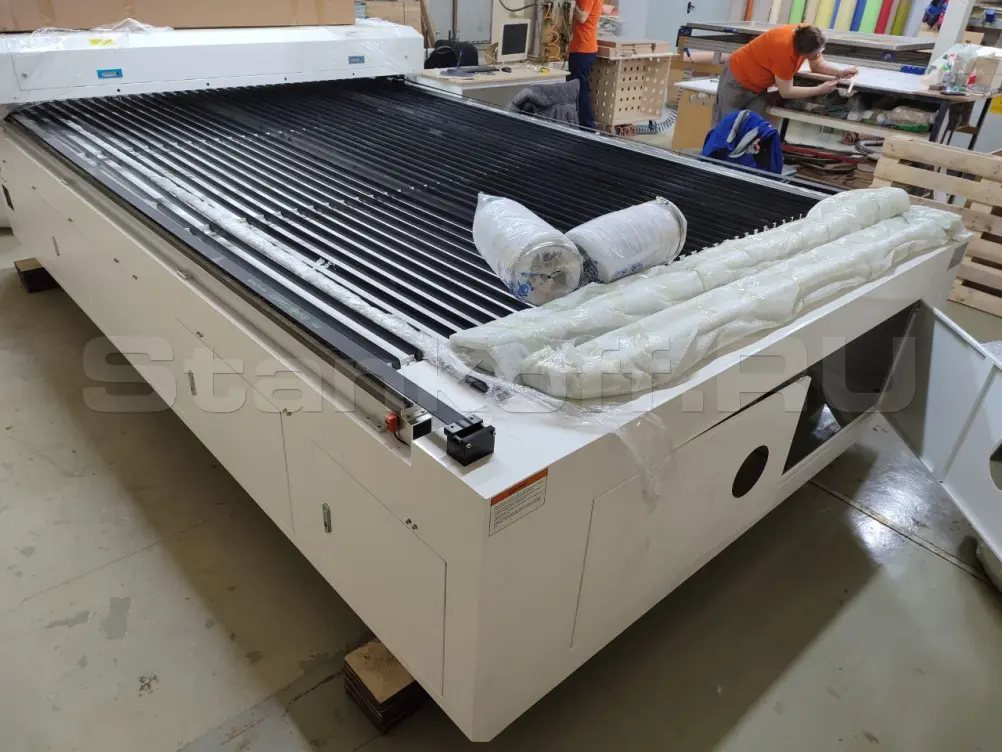 Пусконаладка лазерно-гравировального станка по дереву с ЧПУ LM 2030 PRO OPEN 300W в Москве