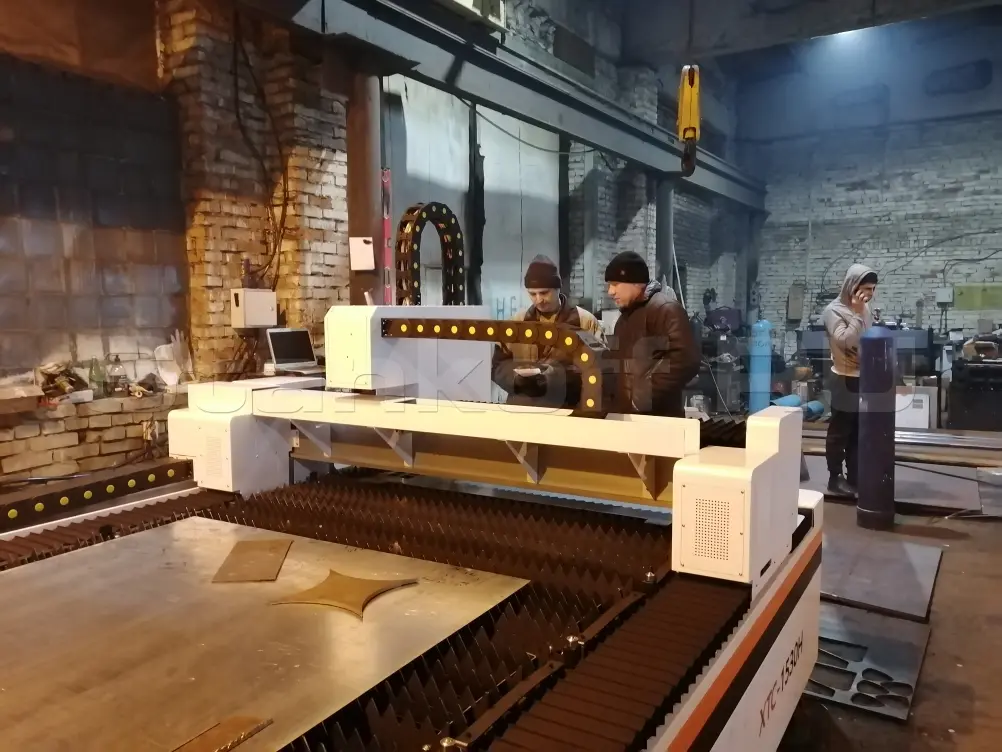 Поставка и запуск оптоволоконного лазерного станка по металлу XTC-1530H/1500 Raycus в Туймазах