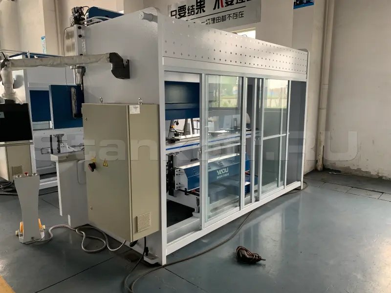 Синхронизированный гидравлический листогибочный пресс с ЧПУ WE67K 200/3200 4 axis