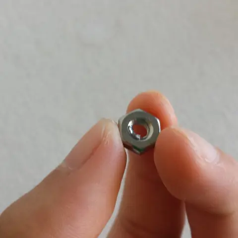 небольшой кусочек суперклея Loctite