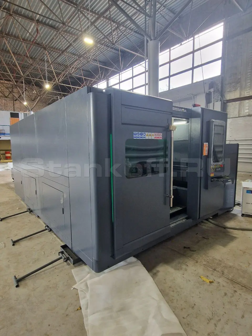 Оптоволоконный лазер в защитной кабине STL-1530G/3000 Raycus