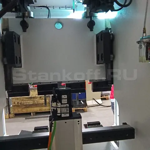 Поперечная балка изготовлена из высококачественной углеродистой стали