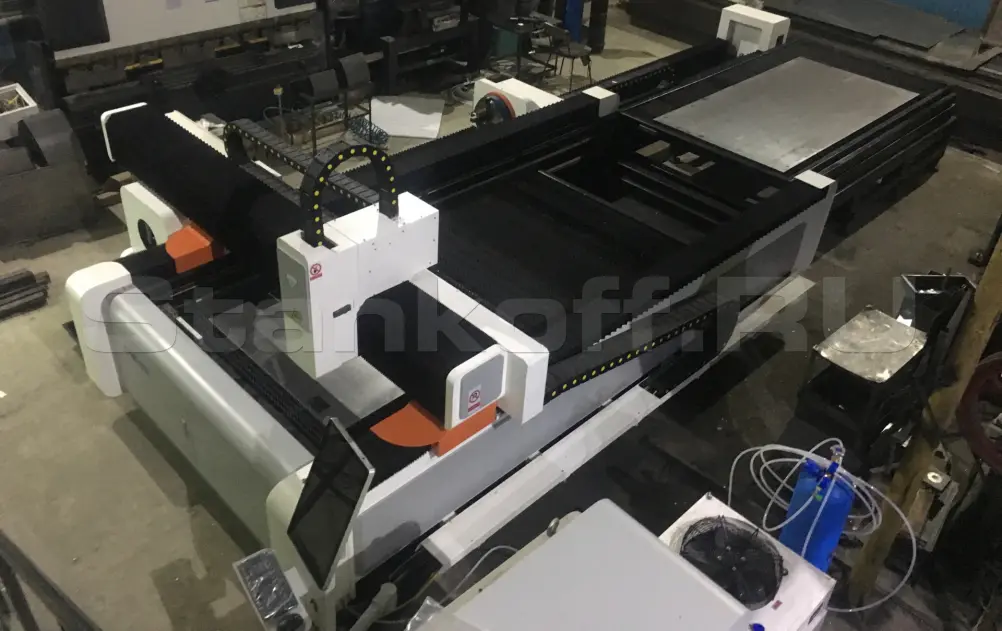 Оптоволоконный лазерный станок для резки металла GCR3015 с источником 1000W IPG
