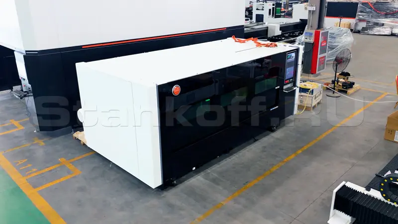 Оптоволоконный лазерный станок в защитной кабине XTC-1530A/3000 Raycus