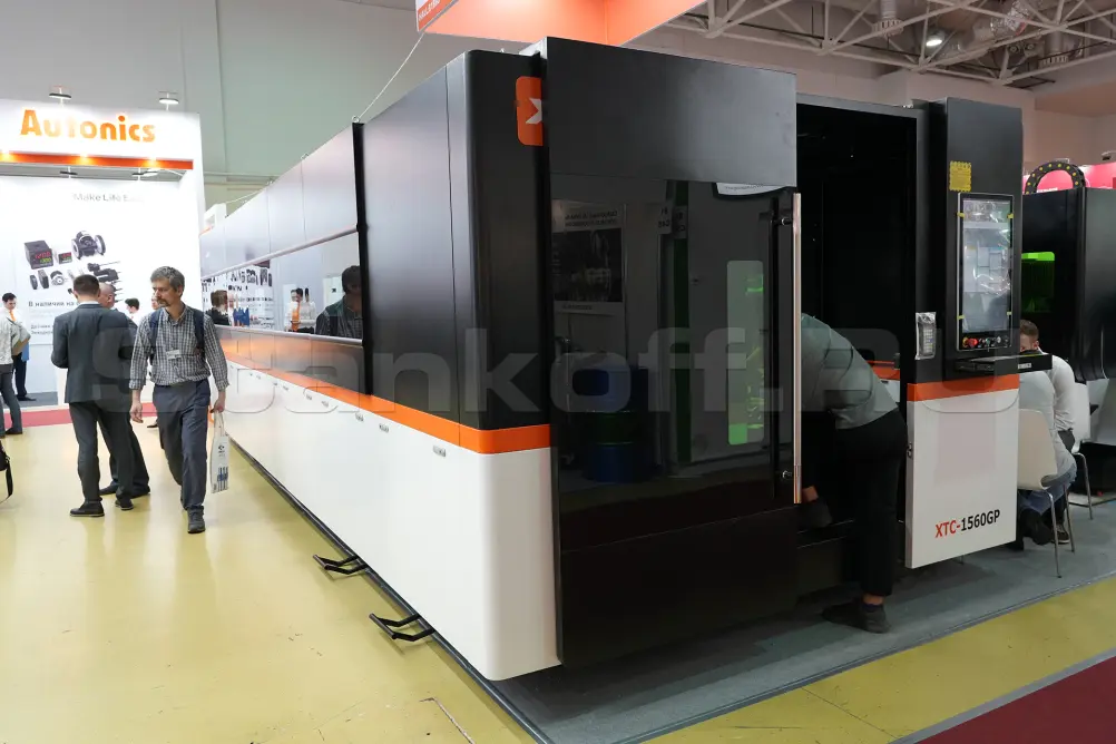 Высокомощный оптоволоконный лазерный станок в защитной кабине XTC-1560GP/12000 Raycus