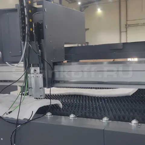 Поставка и запуск оптоволоконного лазерного станка для резки металла  STL-1545FP/1500 Raycus в Казани