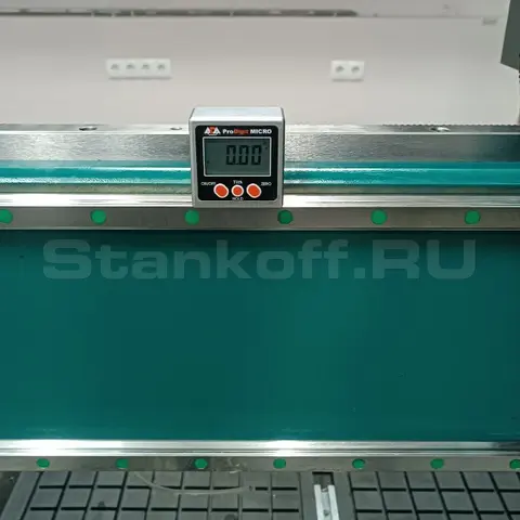 Стол имеет покрытие алюминиевым профилем с T-образными пазами и защитным пластиком