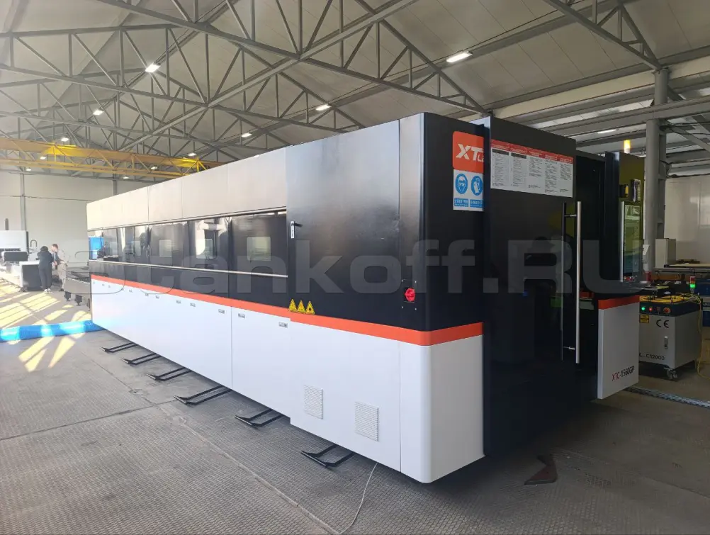 Высокомощный оптоволоконный лазерный станок в защитной кабине XTC-1560GP/12000 Raycus