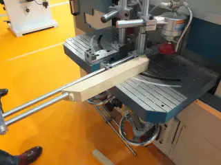 Фрезерный станок с ЧПУ для нарезания шипа стульев и столов CNC-200 — фото 3