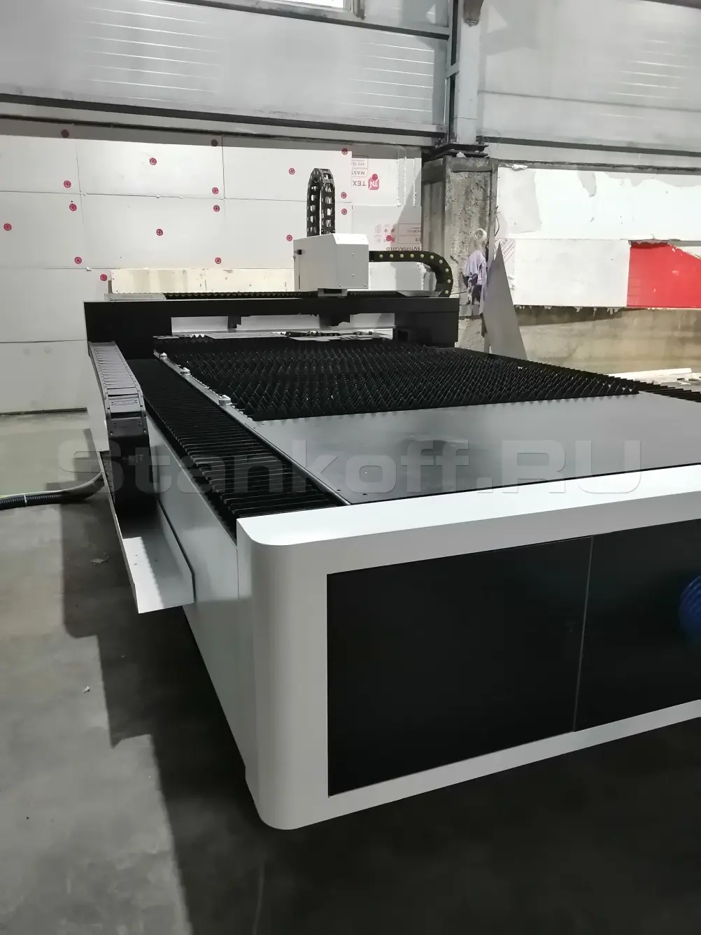 Поставка и запуск оптоволоконного лазерного станка XTC-1530H/2000 Raycus в Златоусте