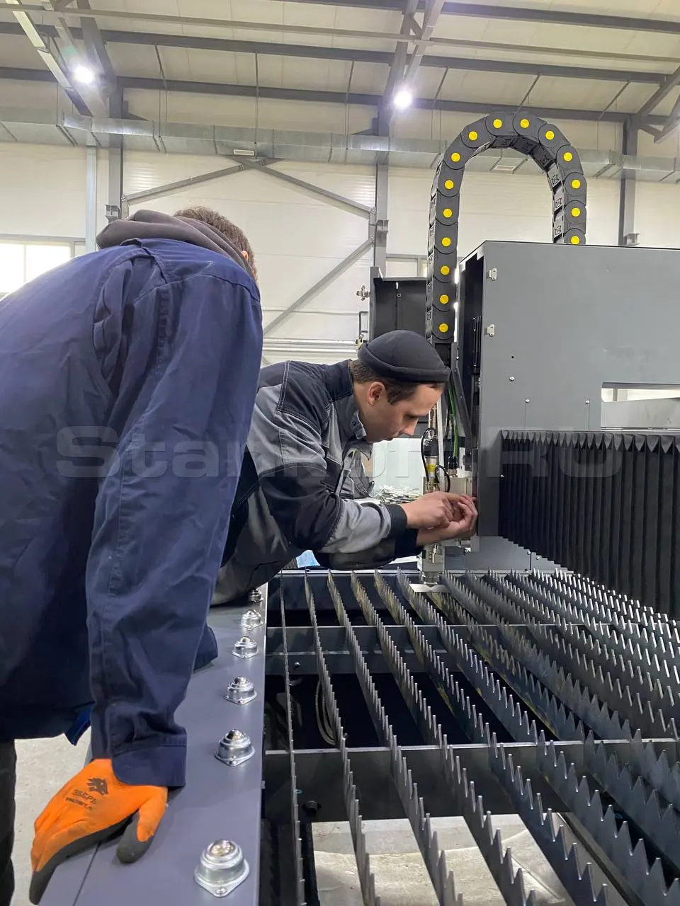 Поставка и запуск оптоволоконного лазерного станка для резки металла  STL-1545FP/1500 Raycus в Казани