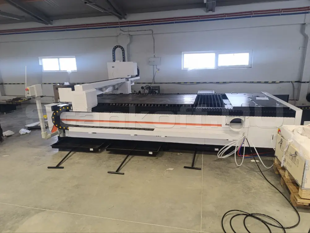 Пусконаладка оптоволоконного лазерного станка для резки листов и труб XTC-1530HT/3000 Raycus в Санкт-Петербурге (Август 2025)