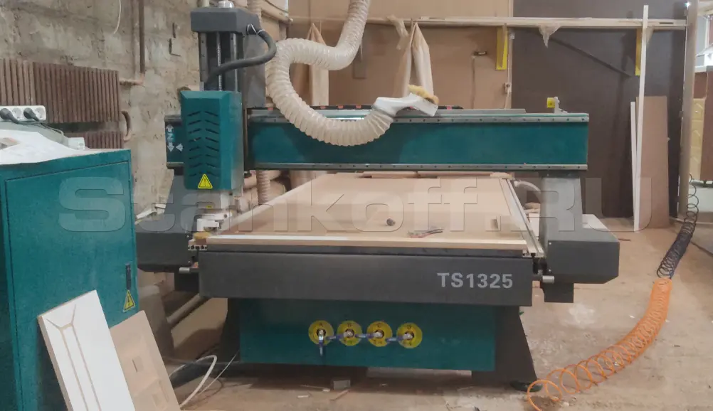 Отдельно стоящий электрошкаф (слева)
