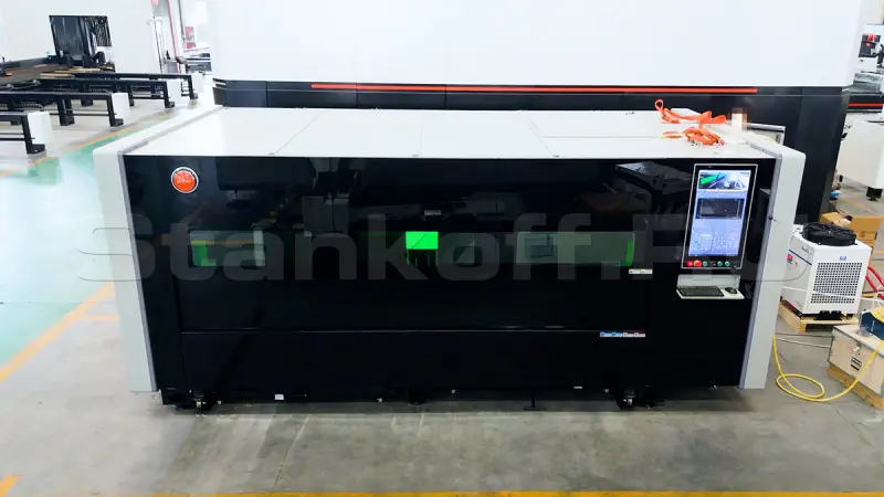 Оптоволоконный лазерный станок в защитной кабине XTC-1530A/3000 Raycus