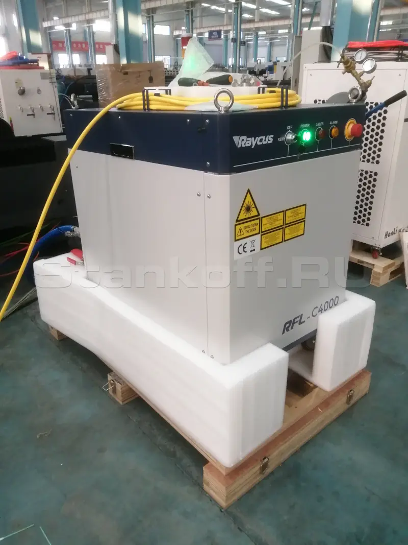 Оптоволоконный лазер по металлу со сменным столом STL-1560EP/3000 Raycus