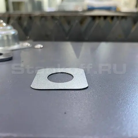 Поставка и запуск оптоволоконного лазерного станка для резки металла  STL-1545FP/1500 Raycus в Казани