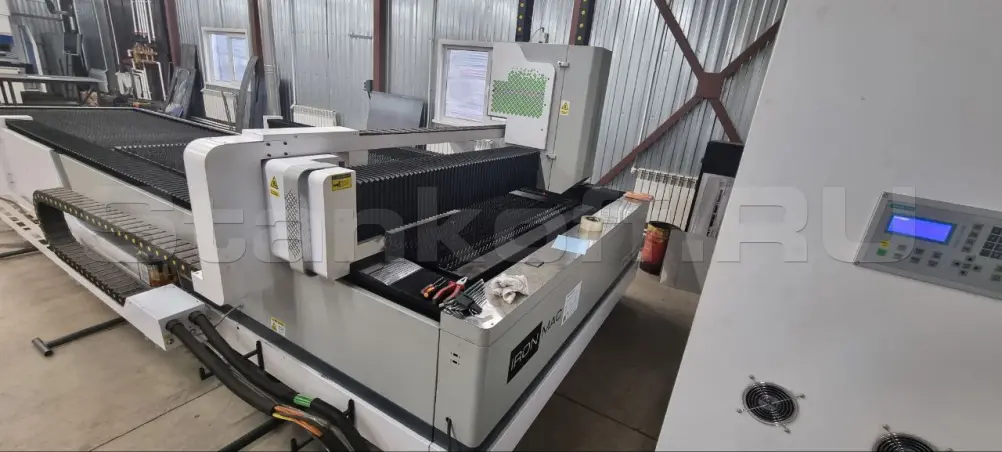 Оптоволоконный лазерный станок IRON MAC 3015С-E/3000 Raycus