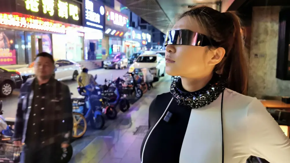 Наоми Ву также известная как Sexy Cyborg — мастер по DIY проектам и видеоблогер из Китая