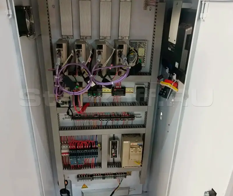 Фрезерный станок ЧПУ c автоматической линейной сменой инструмента LTT-2130ZW