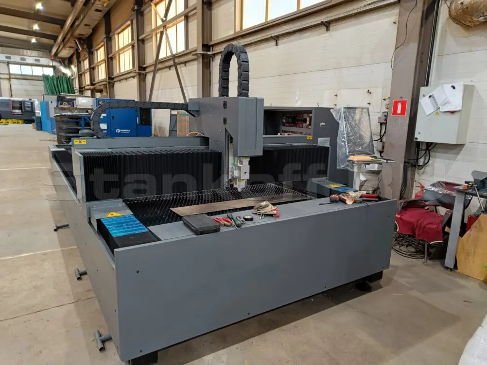 Оптоволоконный лазерный станок со сменным столом STL-1530EP/3000 Raycus