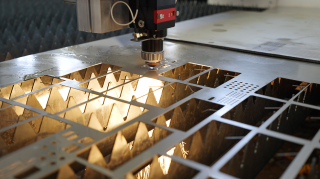 Оптоволоконный лазерный станок по металлу XTC-1530H/1500 Raycus