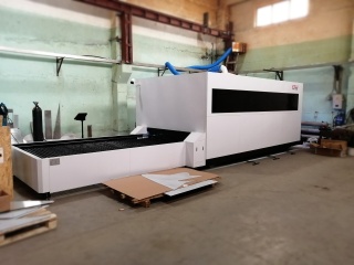 Оптоволоконный лазерный станок в защитной кабине XTC-2060G/3000 Raycus - Копия