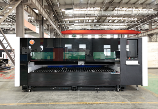 Оптоволоконный лазерный станок в защитной кабине XTC-1530A/3000 Raycus