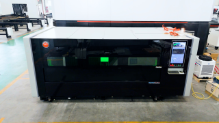 Оптоволоконный лазерный станок в защитной кабине XTC-1530A/3000 Raycus