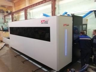 Оптоволоконный лазерный станок в защитной кабине XTC-1530G/6000 Reci