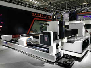 Оптоволоконный лазерный резак по металлу с труборезом LF3015LNR/750 Raycus