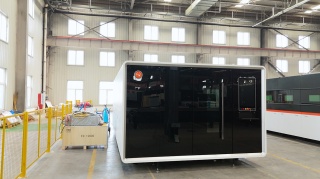 Высокомощный оптоволоконный лазерный станок в защитной кабине XTC-2060G/30000 Raycus