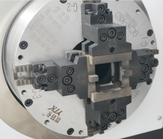 Высокоскоростной лазерный труборез с сервозахватом и автоматической системой погрузки труб LX-K6-5-6500/3000 Raycus