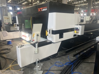 Широкоформатный оптоволоконный лазер для резки металла XTC-20120W/20000 Raycus с защитной кабиной