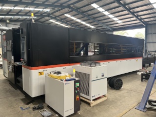 Высокомощный оптоволоконный лазерный станок в защитной кабине XTC-1560GP/40000 Raycus 5axis