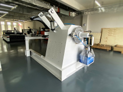 Оптоволоконный лазерный станок с автоматической рулонной подачей и конвейерным столом XTC-1530K/1500 Raycus