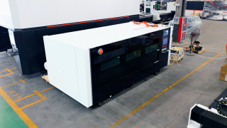 Оптоволоконный лазерный станок в защитной кабине XTC-1530A/3000 Raycus