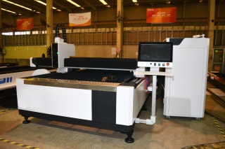 Станок волоконной лазерной резки листового металла и труб XTC-1530WT/1000 IPG