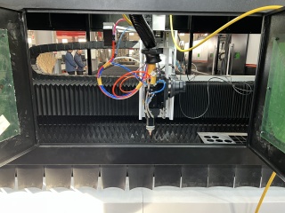 Широкоформатный оптоволоконный лазер для резки металла XTC-20120W/20000 Raycus с защитной кабиной