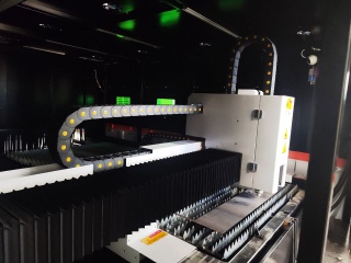 Оптоволоконный лазер в кабине с труборезом и сменным столом XTC-1560GT/6000 Raycus