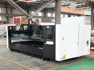 Оптоволоконный лазерный станок в защитной кабине XTC-1530A/3000 Raycus