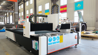 Оптоволоконный станок для резки металла XTC-1530H/3000 Raycus/Reci