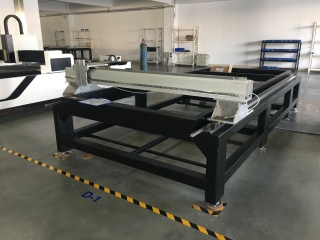 Установка оптоволоконной лазерной резки LF3015E/750 Raycus