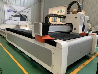Оптоволоконный лазер со сменным столом для резки металла LF3015GC/1500 Raycus