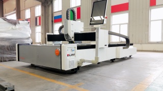 Оптоволоконный лазерный станок для резки металла XTC-1530W/6000 Raycus