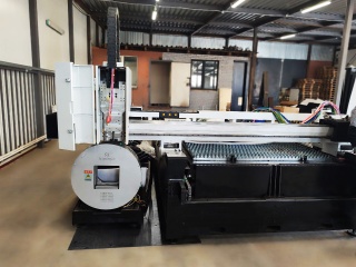 Оптоволоконный лазер в кабине с труборезом и сменным столом XTC-1560GT/6000 Raycus