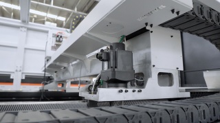 Высокомощный оптоволоконный лазерный станок в защитной кабине XTC-2060G/30000 Raycus