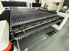 Оптоволоконный лазерный станок с автоматической рулонной подачей и конвейерным столом XTC-1530K/3000 Raycus