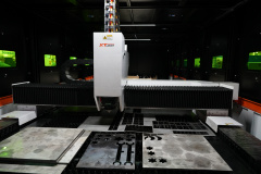 Высокомощный оптоволоконный лазерный станок в защитной кабине XTC-1560GP/12000 Raycus